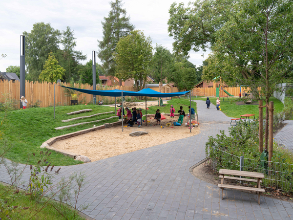 Aussengelaende mit Spielplatz, Albertinen Kindertagesstätte Schnelsen, Hamburg Aussengelaende mit Spielplatz, Albertinen Kindertagesstätte Schnelsen, Hamburg