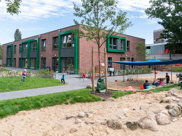Blick auf Gebaeude und Aussenbereich, Albertinen Kindertagesstätte Schnelsen, Hamburg Blick auf Gebaeude und Aussenbereich, Albertinen Kindertagesstätte Schnelsen, Hamburg