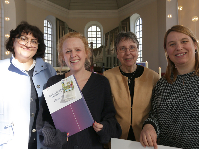Tatjana Sparwirth, Julia Eibich, Angela Vollmer, Nina Ellermann bei der Verleihung Evangelisches Gütesiegel BETA in der Altonaer Trinitatis Kirche für die Albertinen Kindertagesstätte Schnelsen, Qualität, Zertifizierung, Kita, Hamburg-Schnelsen Tatjana Sparwirth, Julia Eibich, Angela Vollmer, Nina Ellermann bei der Verleihung Evangelisches Gütesiegel BETA in der Altonaer Trinitatis Kirche für die Albertinen Kindertagesstätte Schnelsen